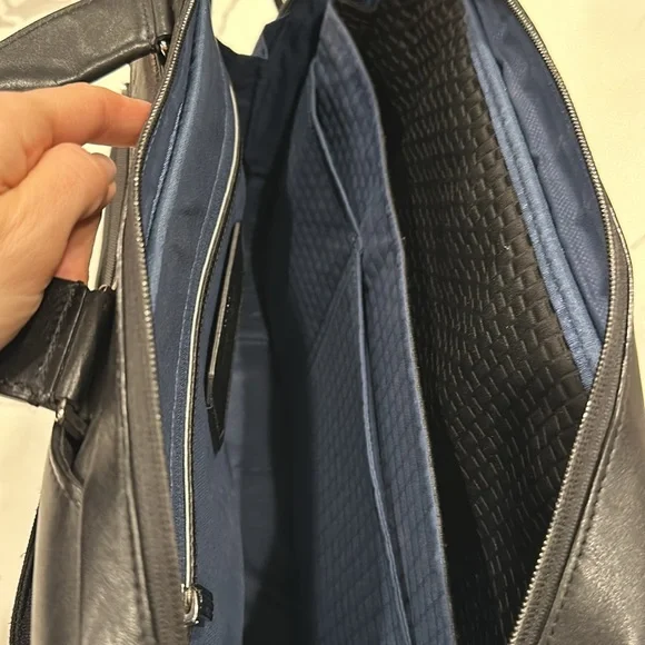 Excellent Condition Tumi Arrive Sawyer Black Brief Bag - Picture 5 of 6